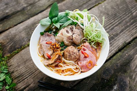  Bún Bò Huế - En Smakrik Rätt Som Exploderar Med Kryddiga Aromer Och Heltäckande Texturer!