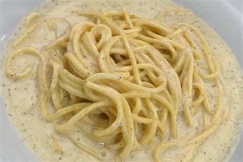   Cacio e Pepe: En Smakrik Kreolisk Fusion av Gresslöst, Krämigt Glöde 