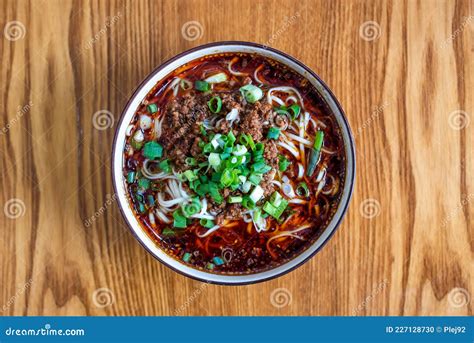  Songyuan ZhaJiang Mian - En Spicy Kryddbomb i en Silkeslen Nudelsoppa!